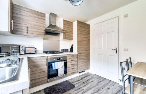 2-Bedroom Holiday Home With Private Garden & Parking - Foto 18