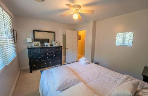 Martinsville Gem - Fireplace, Pets, Near the Park - Foto 23