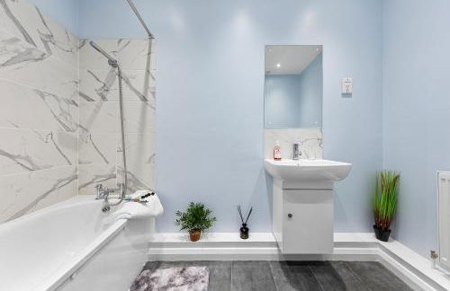 Spacious London 2-Bed Flat with a King Bed-Save on Long Stays-5 Separate Beds- Parking Available! - Foto 55