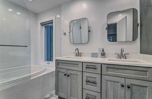 Unwind Fireside and Walk to Slopes! Poconos Getaway - Foto 16