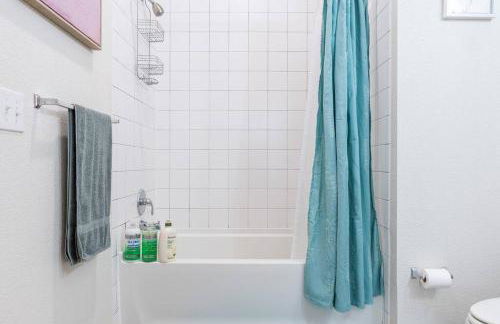 Beautiful RiverWalk Apt with Full Amenities, King Bed & Free Parking - Foto 6