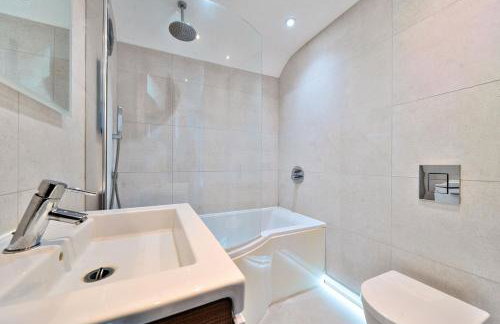 Modern 2 Bedroom Flat with Free Parking - 2 mins from Ascot Racecourse - Foto 12