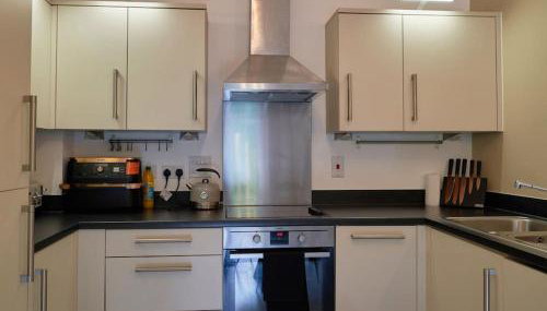 Modern 2 Bedroom Wokingham Apartment, En Suite, Free WiFi, On Site Parking, Sleeps 4 - Foto 2