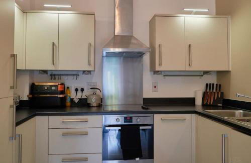 Modern Two Bedroom Wokingham Apartment, En Suite, Free WiFi, On Site Parking, Sleeps 4 - Foto 4