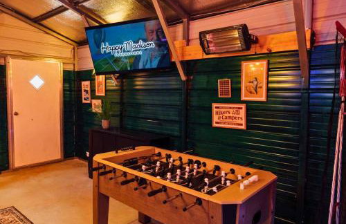 Luxe Lodge Escape - Hot Tub-Outdoor Movies-Game Room-Fire Pit - Foto 19
