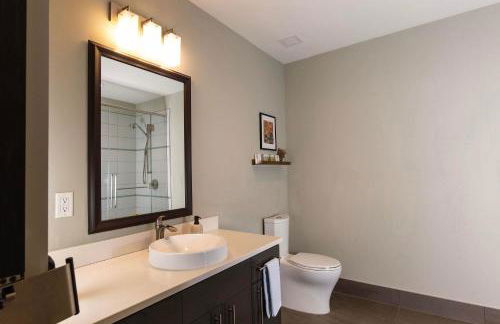 Downtown Modern 2BR Loft Apartment - Sleeps 8-9 - Foto 6