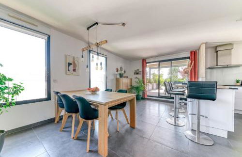 GuestReady - Chic Stay with Jacuzzi and Parking - Photo 18