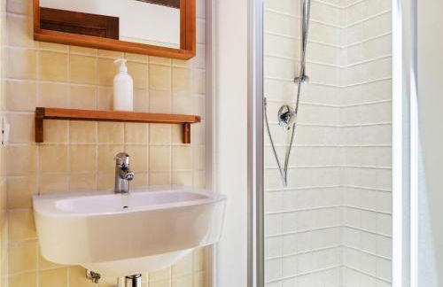 Tranquil Village Stay with Fireplace - Photo 29