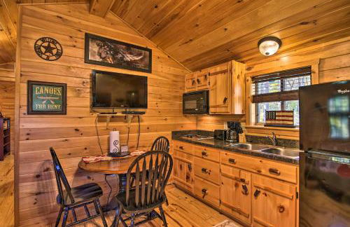 Rural Cabin Hideaway with Fire Pit and Mtn Views! - Foto 8