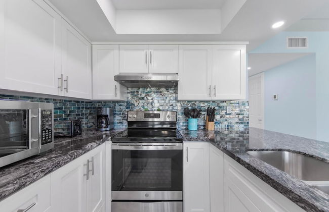 Modern Retreat, Block to Beach w Pool & Balcony - Foto 6