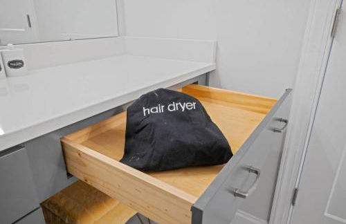 NEW Luxury Condo, Rooftop Terrace, EV Charger! - Foto 39