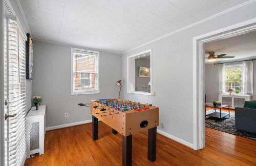 Charming Townhouse Retreat by CozySuites - Foto 29