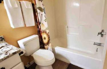 Solar Half-Plex with Chic Style in Country Glen - Foto 11