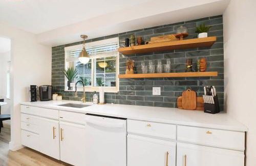 The Sleepy Tiki - game room, tiki lounge, firepit - Foto 7