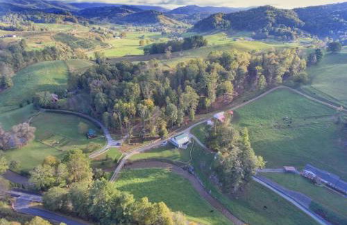 Petting Zoo! Hot Tub, 15 acres, stream & Romance! - Foto 49