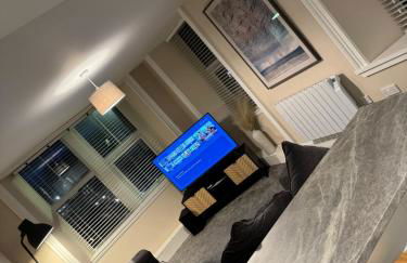 Central 2BR Apartment - Sleeps 4 - Parking & Pets - Coast Serviced Apartments - Enquire for Trade & Long stays - Photo 2