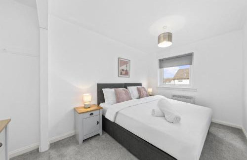 Serviced Apartment in Lanarkshire Close to M8 M74 with Free Parking - Long Stays Available - Foto 1