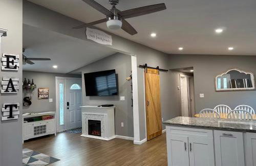 Stylish 3 BR Entire Home NearTown & Beach with Pool Table & King Bed - Foto 25