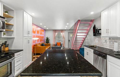 Ladybird Pink Palace SoCo Dream Townhome! - Foto 10