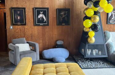 Swanky Mid-Modern Century-5 Decks-90 inch 4K Screen - Foto 19