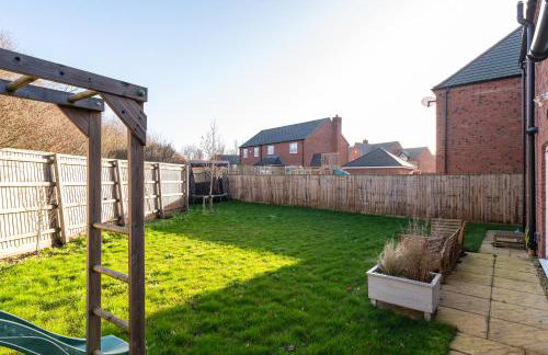 Modern 4-Bed Family Home with 5 Beds & Parking - Foto 38