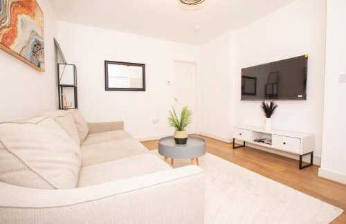 Spacious 4BR Home in Manchester with Parking & Wi-Fi - Foto 1