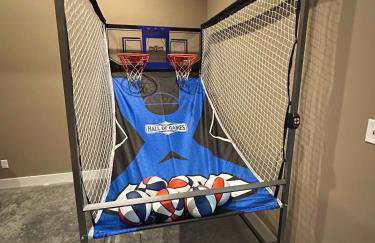 NEW Spacious Clarkson Getaway w Games & Yard - Foto 36