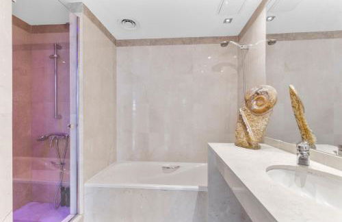 Penthouse Duplex with Epic Views - Photo 36