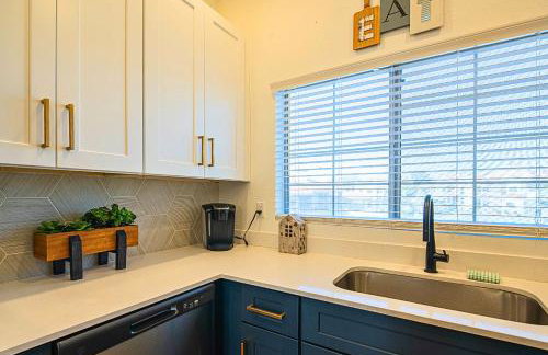 Family-Friendly Stay , Tennis & Basketball Courts, King Beds & Parking- H2167 - Foto 6