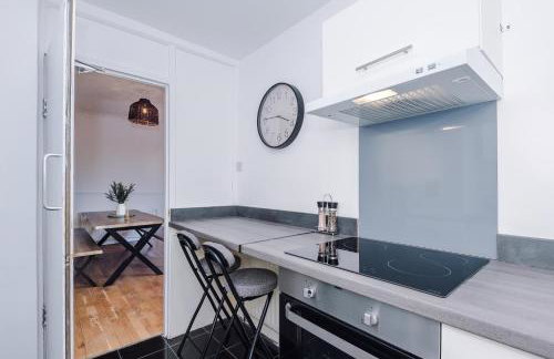 BIG House for Business Stays in Barnsley with 6-bedrooms & 8 Beds by PureStay - Foto 26