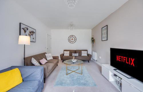 Detached 4 Bedroom 2 Bathroom House - Driveway Parking, Fast WiFi and Smart TV by Yoko Property - Foto 22