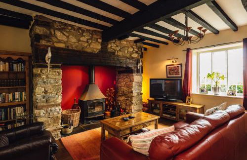 Mid-Wales Farmhouse, swimming pool, tranquil countryside views, sleeps 14 - Foto 4