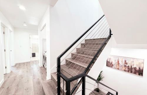 Cozy 3 BR Townhouse with Balcony - Photo 33