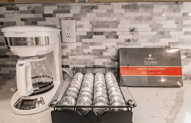 Modern Spacious Home With Pool Jacuzzi - Photo 13