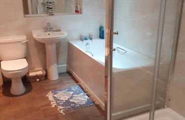 Large private home with small lake and garden - Photo 21