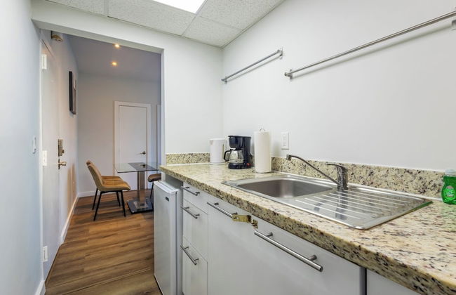 Coastal 2BR Escape | Walk to Beach & 2 Queen Beds - Foto 13