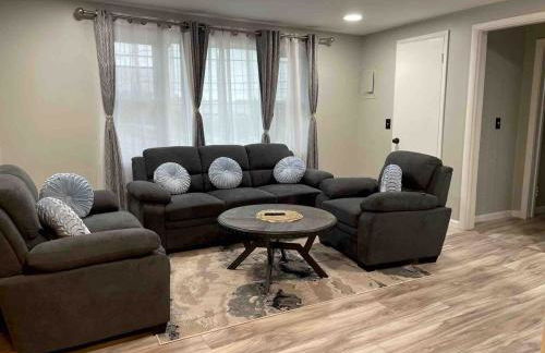 Cozy Roomy family sized apartment on major bus route close to all - Foto 52