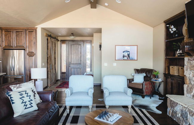 Klamath by Avantstay Gorgeous Mountain Home w/ Fire Pit, Spa & Lake Views - Photo 21