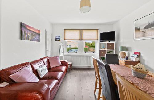 Cosy 2-BDR Apartment & 15 minutes to Edinburgh by train & Free Parking - Foto 8