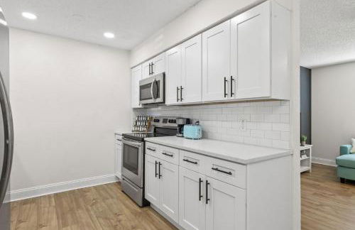 Sunny Palmetto Oasis: 4br Home With Private Pool 4 Bedroom Home by RedAwning - Photo 48