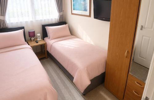 Belle Aire Beach Retreat at Hemsby with FREE WIFI Bed linen included Freely tvs in bedrooms and FREE onsite entertainment - Foto 5