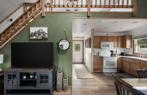 Cozy cabin w hot tub, fire pit & pet-friendly - Foto 37