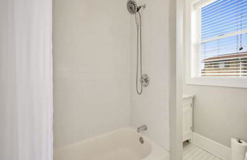 Massive Mid-Century Marvel 5 Bedrooms and Parking - Foto 11