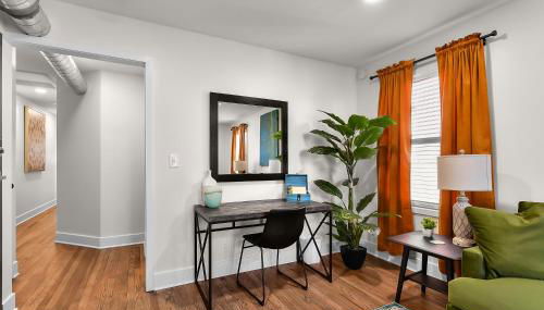 Retro Glam: Colorful Mid-Century Haven Apt 2 - Foto 2