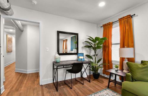 Retro Glam: Colorful Mid-Century Haven Apt 2 - Foto 2