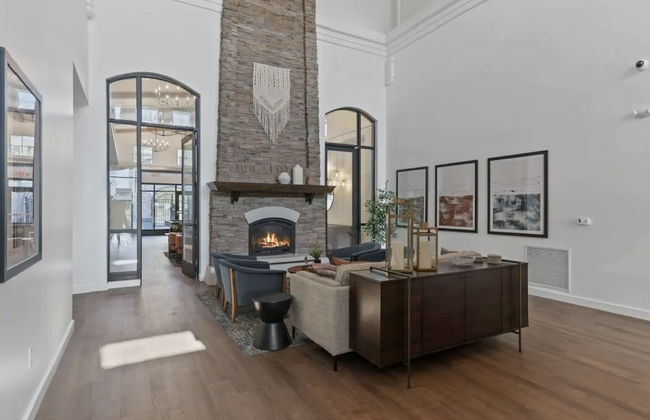 Glamorous 2B2BA with patio views and gym - Foto 33