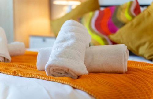 Luxury 2 Bedroom Apartment with Free Parking Opposite Queen Elizabeth Hospital - Photo 19