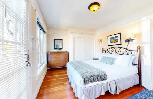 Steps to Sand Beach Hill Bungalow with Patio - Foto 11