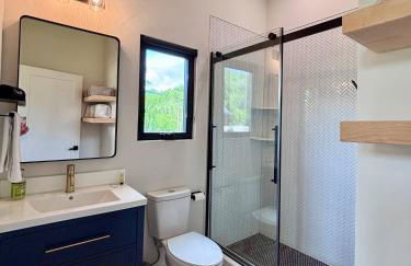 Three Suns Full Rental | 8 Cabins | Views | River - Foto 58