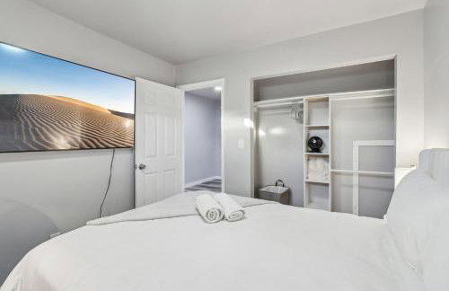 Entire Private Home with 2 Bedrooms 1 Bathroom, Gated Yard, Driveway Parking, Available Now - Foto 14